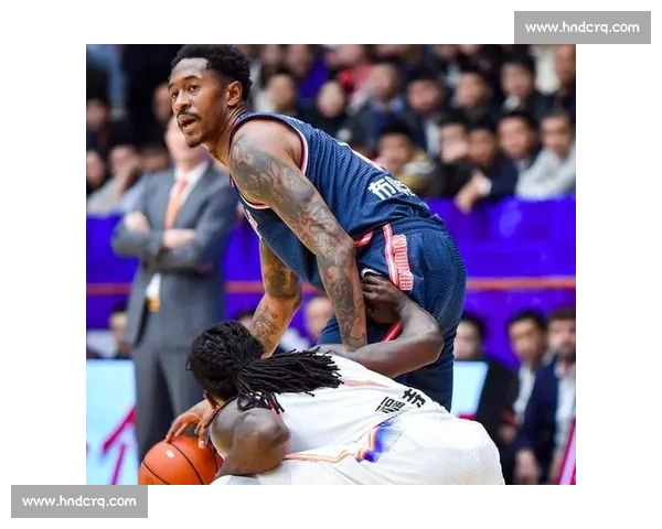 福克斯轻松写意空接暴扣，与球迷互动点燃现场激情